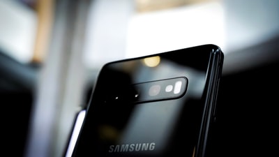 选择聚焦摄影的黑色三星Galaxy智能手机
